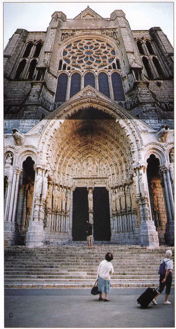 Chartres Katedrali 1154 ve 1194 yıllarında geçirdiği iki büyük yangından sonra tekrar inşa edildi.