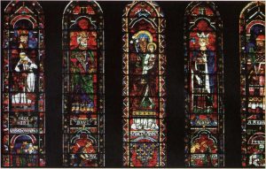 Chartres’ı meşhur eden olağan üstü güçlü 13. yüzyıl vitraylarıdır. Bu vitraylarda tüm doğal renkleri, olabilecek her tonda görüyoruz.